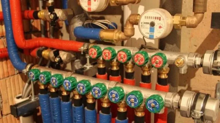 Bruits et Claquements dans vos Tuyaux : Comprendre et Stopper le "Coup de Bélier" en Haute-Savoie