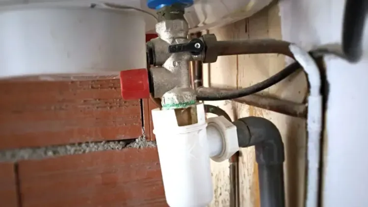 Fuite du Groupe de Sécurité : Pourquoi votre Chauffe-Eau coule-t-il plus en Hiver ?